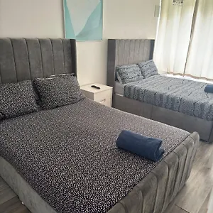 New! Xtra Large 4 Bedroom Up To 12 Guests London